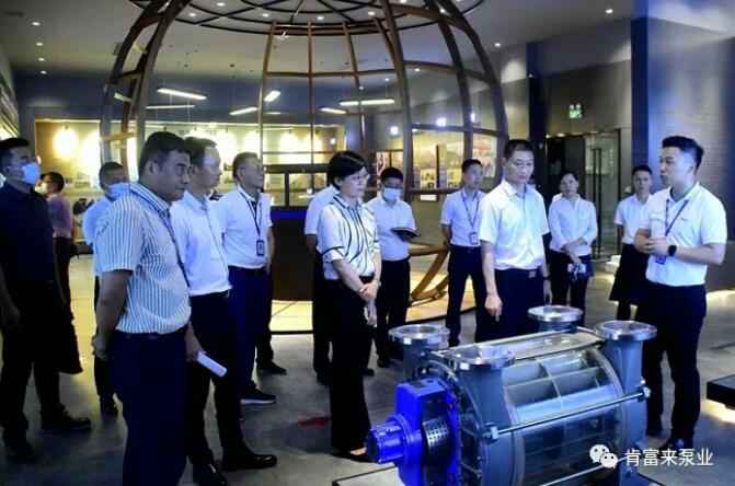 公司董事长、总经理陈迪(右一)向李军区长(右二)一行介绍江南app体育登录入口-(中国)官方网站产品